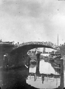 835555 Gezicht op de Zandbrug over de Oudegracht te Utrecht, tijdens de restauratie; op de achtergrond de Weerdsluis.